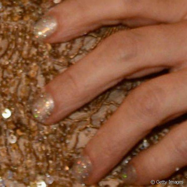 Para festa de gala em Nova Orleans, Ashley Greene escolheu o esmalte com glitter dourado